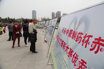 市民參觀獲獎(jiǎng)作品的展覽。